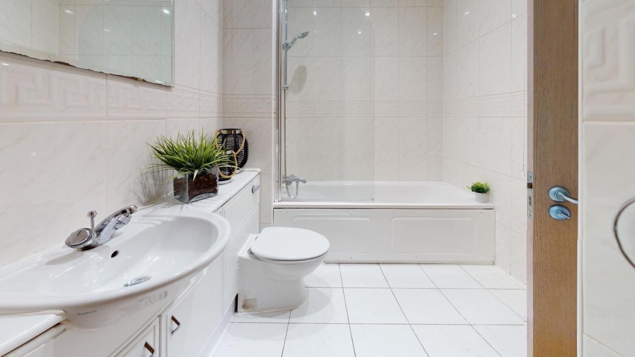Docklands Riverside Superior 3 Bedroom Apartment By Delta Accomodation *