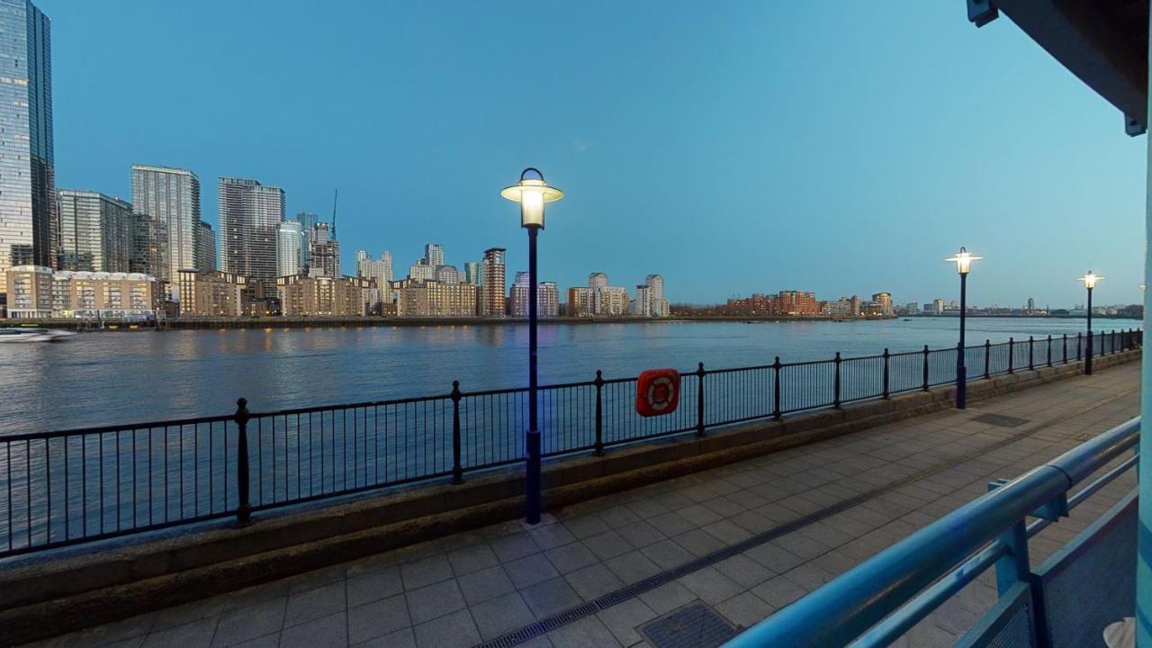 Docklands Riverside Superior 3 Bedroom Apartment By Delta Accomodation *