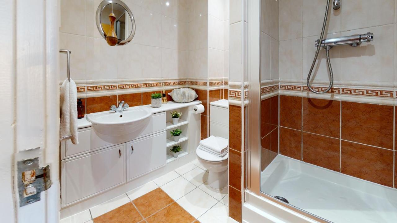 Docklands Riverside Superior 3 Bedroom Apartment By Delta Accomodation *