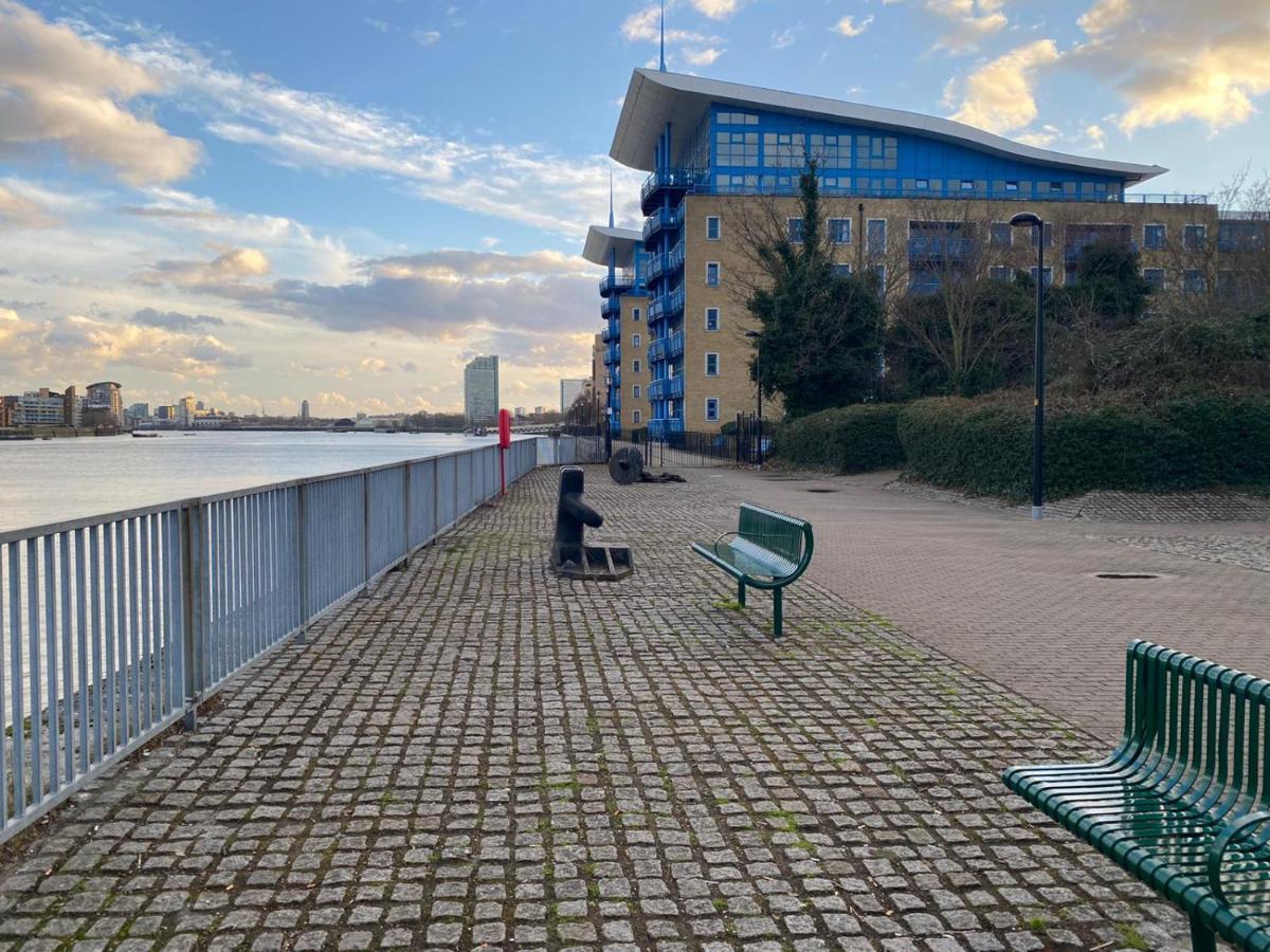Docklands Riverside Superior 3 Bedroom Apartment By Delta Accomodation *
