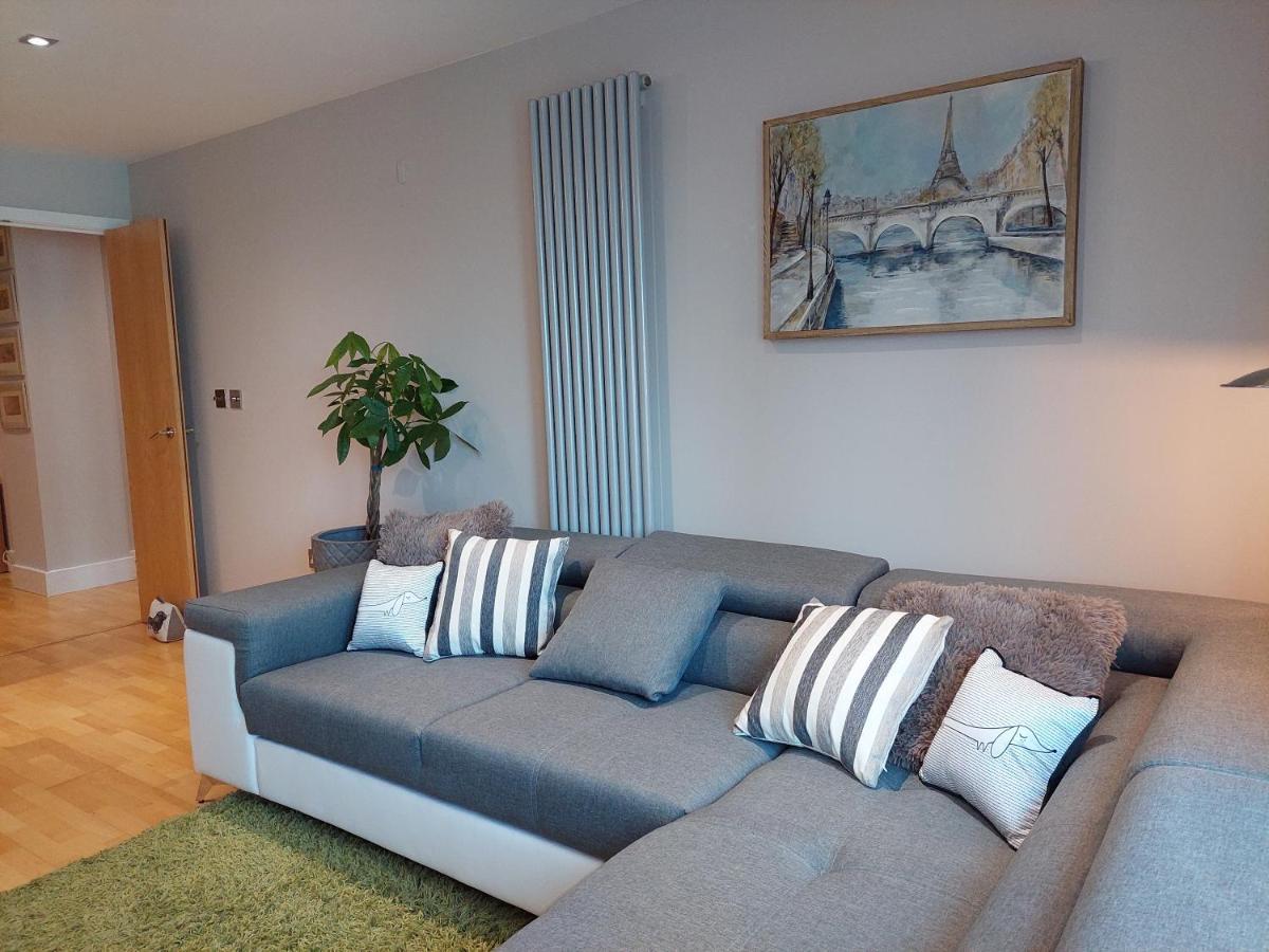 1 Bed Suite, Waterside, Canary Wharf * London