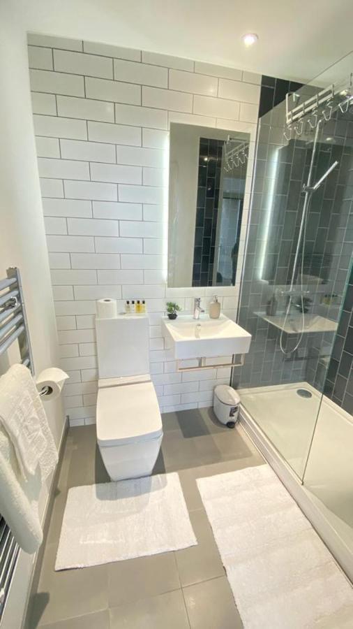 Spacious Modern Ensuite Bedroom Airport