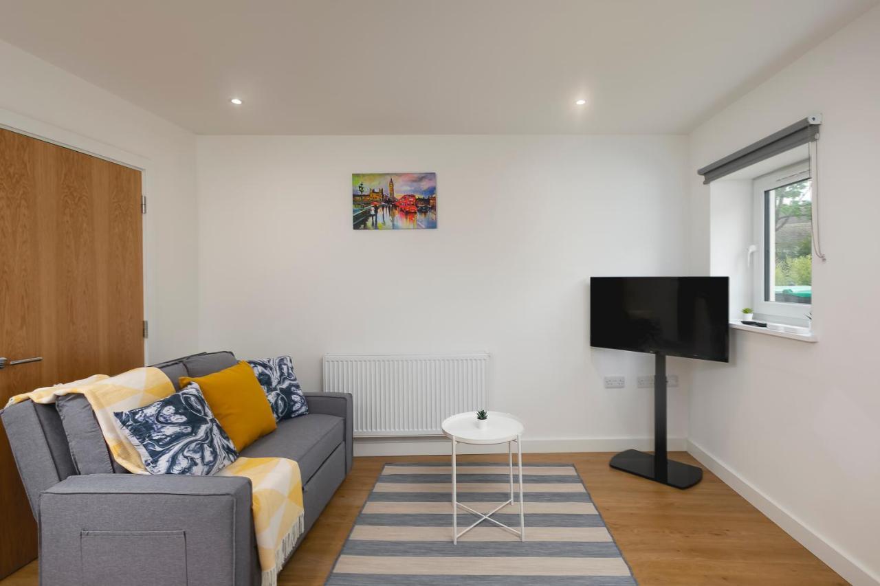 Skyvillion - Beautiful One Bedroom Near Heathrow Airport Apartment *