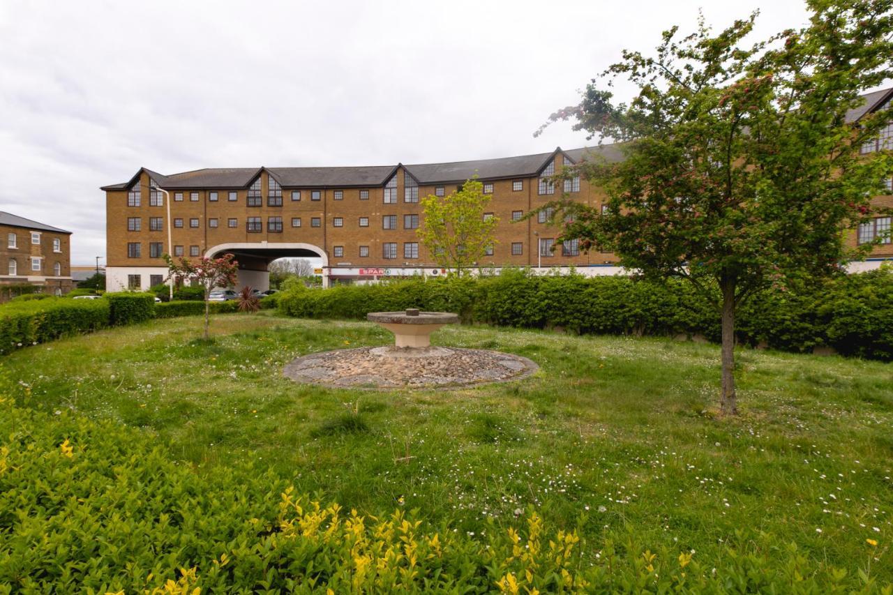 Skyvillion - Beautiful One Bedroom Near Heathrow Airport Apartment *