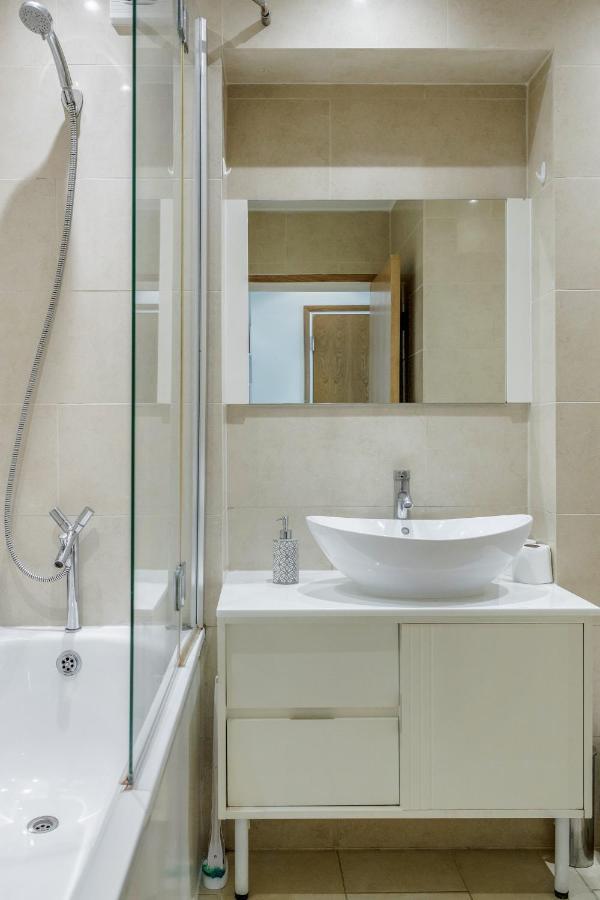 Apartment Holborn, Lovely And Bright For 4 London
