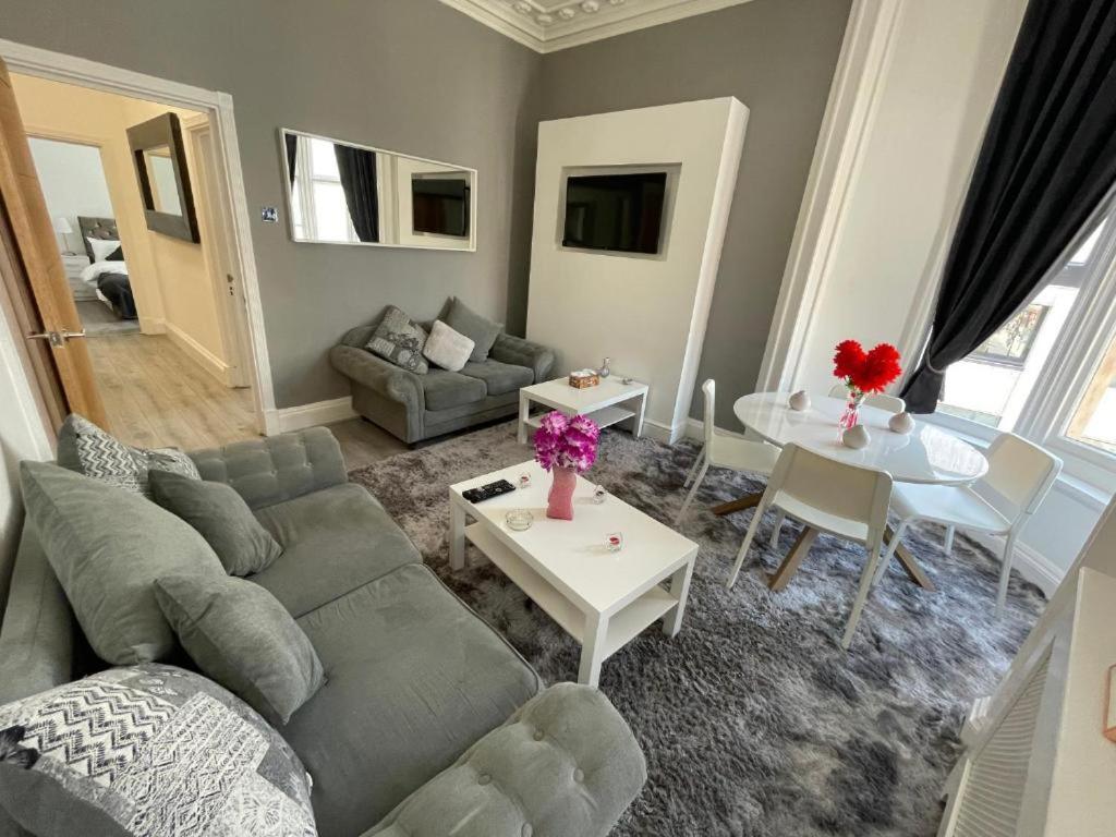 Maysa - Oxford Street Apartment