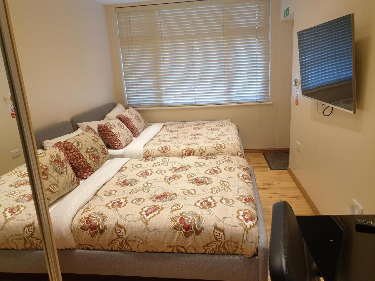 Luxury 1min Walk From Underground, With Free Parking Free Wifi Appartement Londen