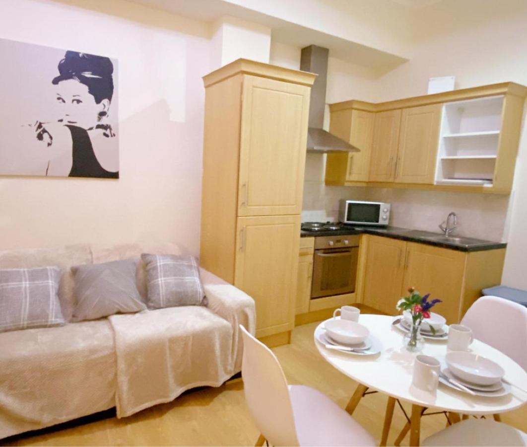 Chelsea Terrace: Traditional Flat With Balcony London