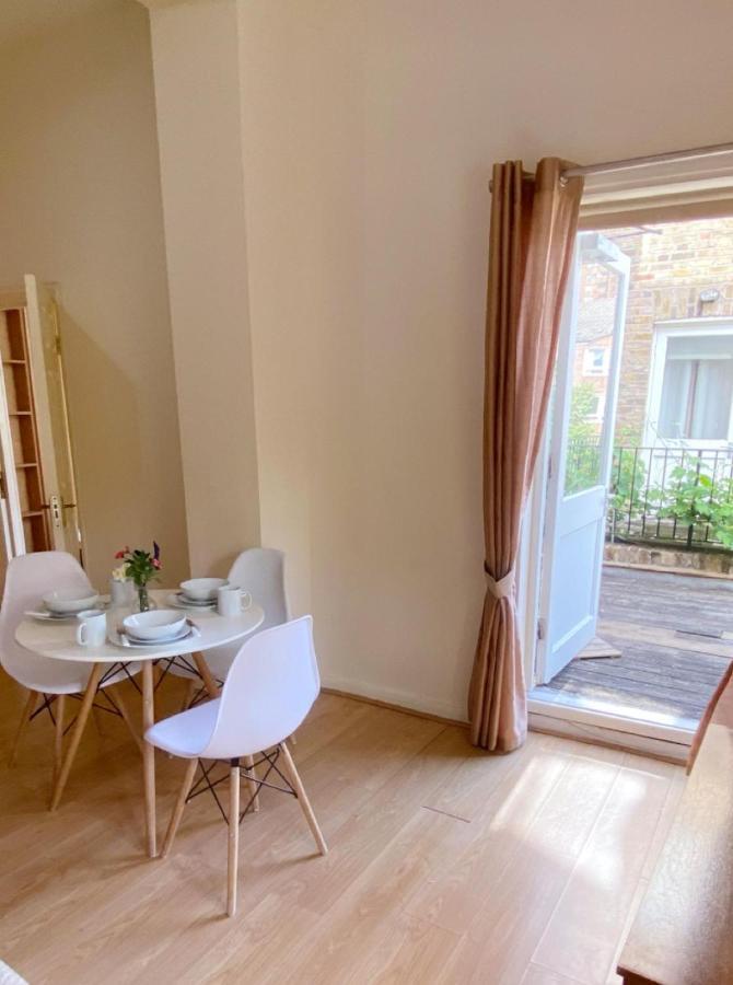 Chelsea Terrace: Traditional Flat With Balcony Apartment *