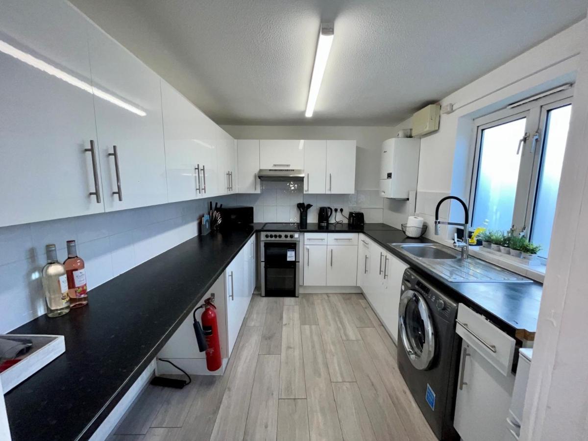 New Cosey 2 Bedroom With Free Parking