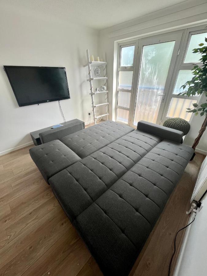 Apartment New Cosey 2 Bedroom With Free Parking *