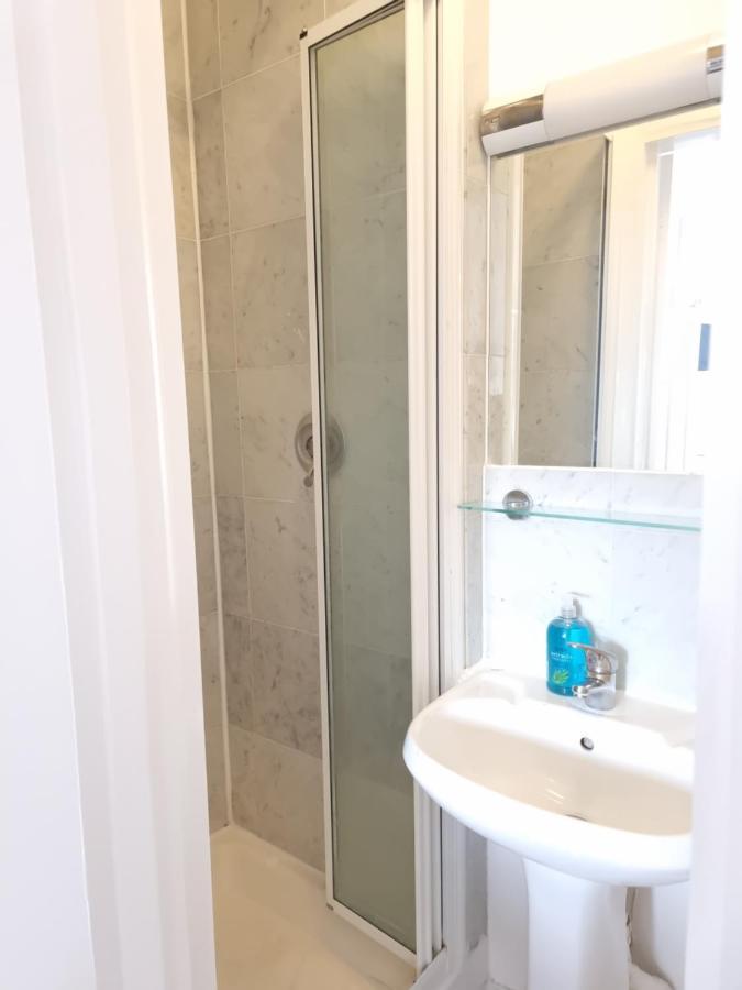 F20- 4th Floor Studio Fits 2 Near Paddington * London