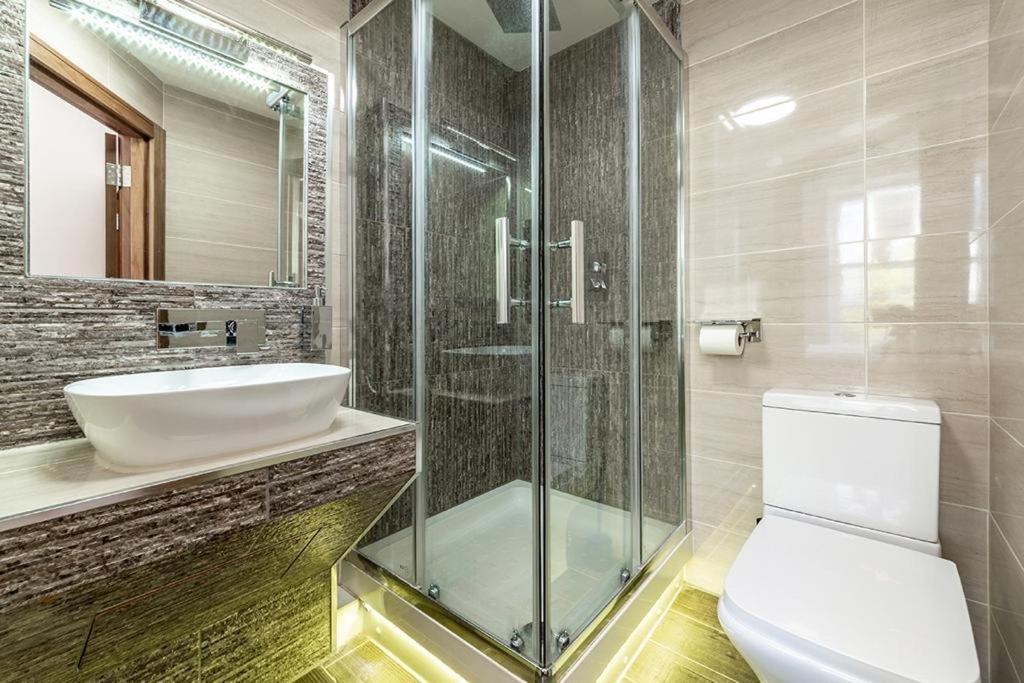 205 Earls Court *
