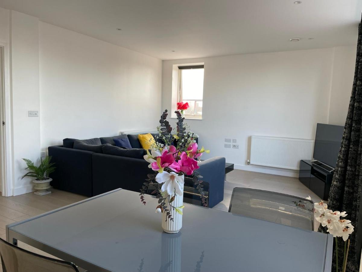 Modern & Spacious Penthouse In North * London