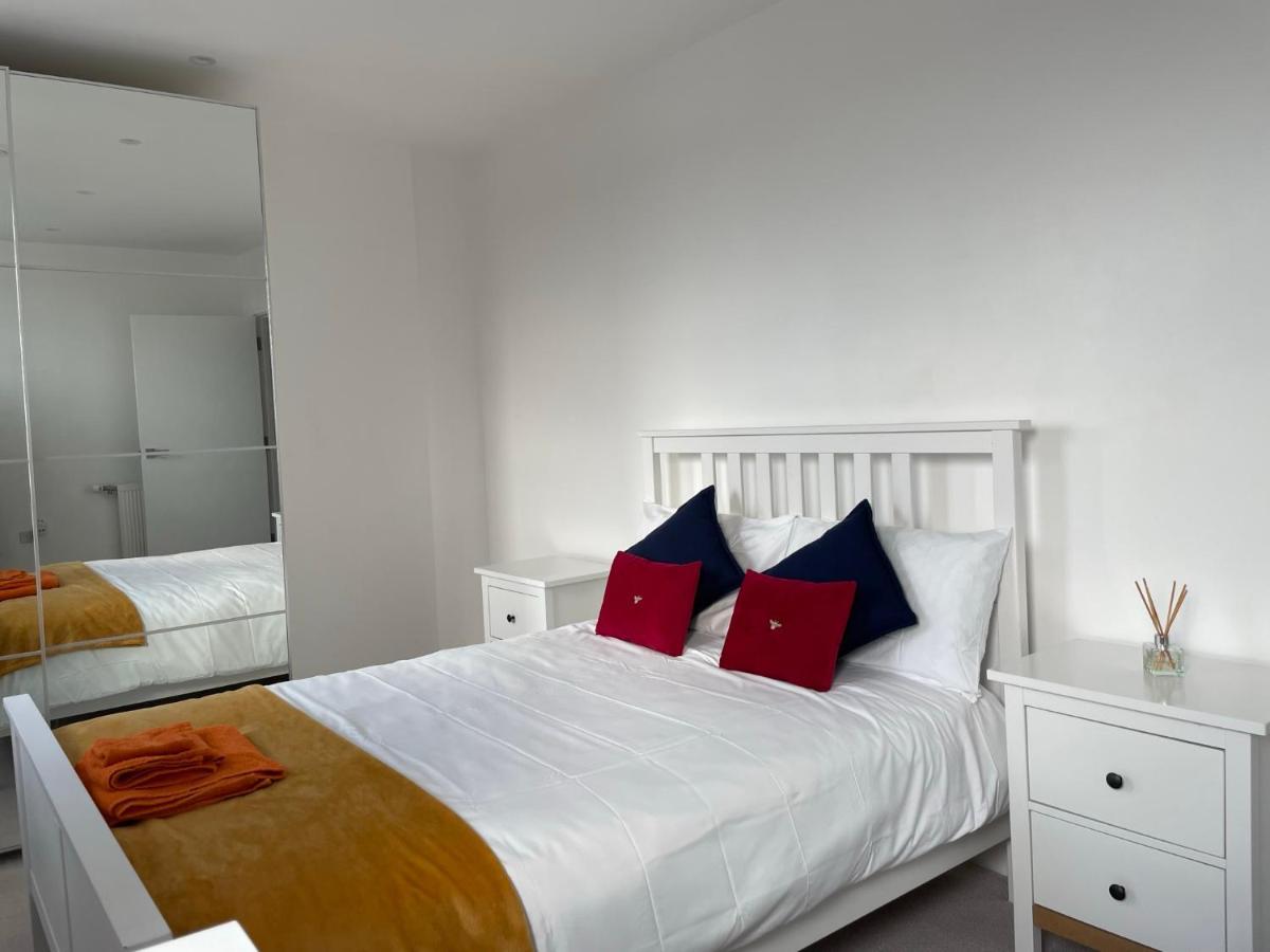 Modern & Spacious Penthouse In North London