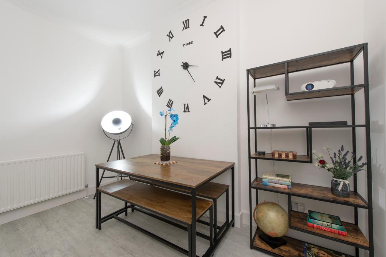 Tower Bridge Exclusive Two Bedroom *