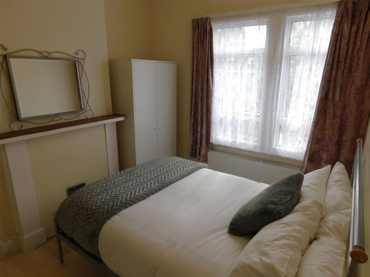 Entire 4 Bedroom Terrace House In London