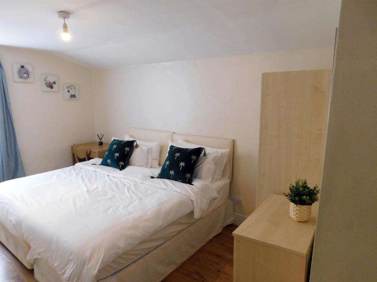 Entire 4 Bedroom Terrace House In * London