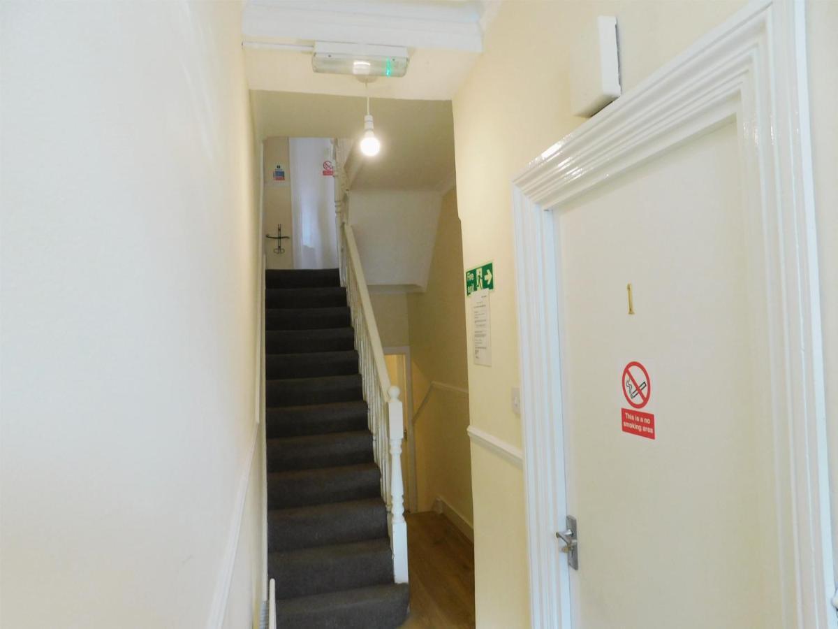 Entire 4 Bedroom Terrace House In Leilighet