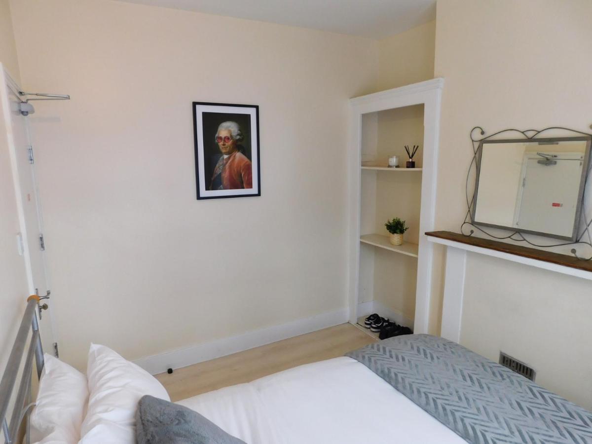 Entire 4 Bedroom Terrace House In Leilighet *