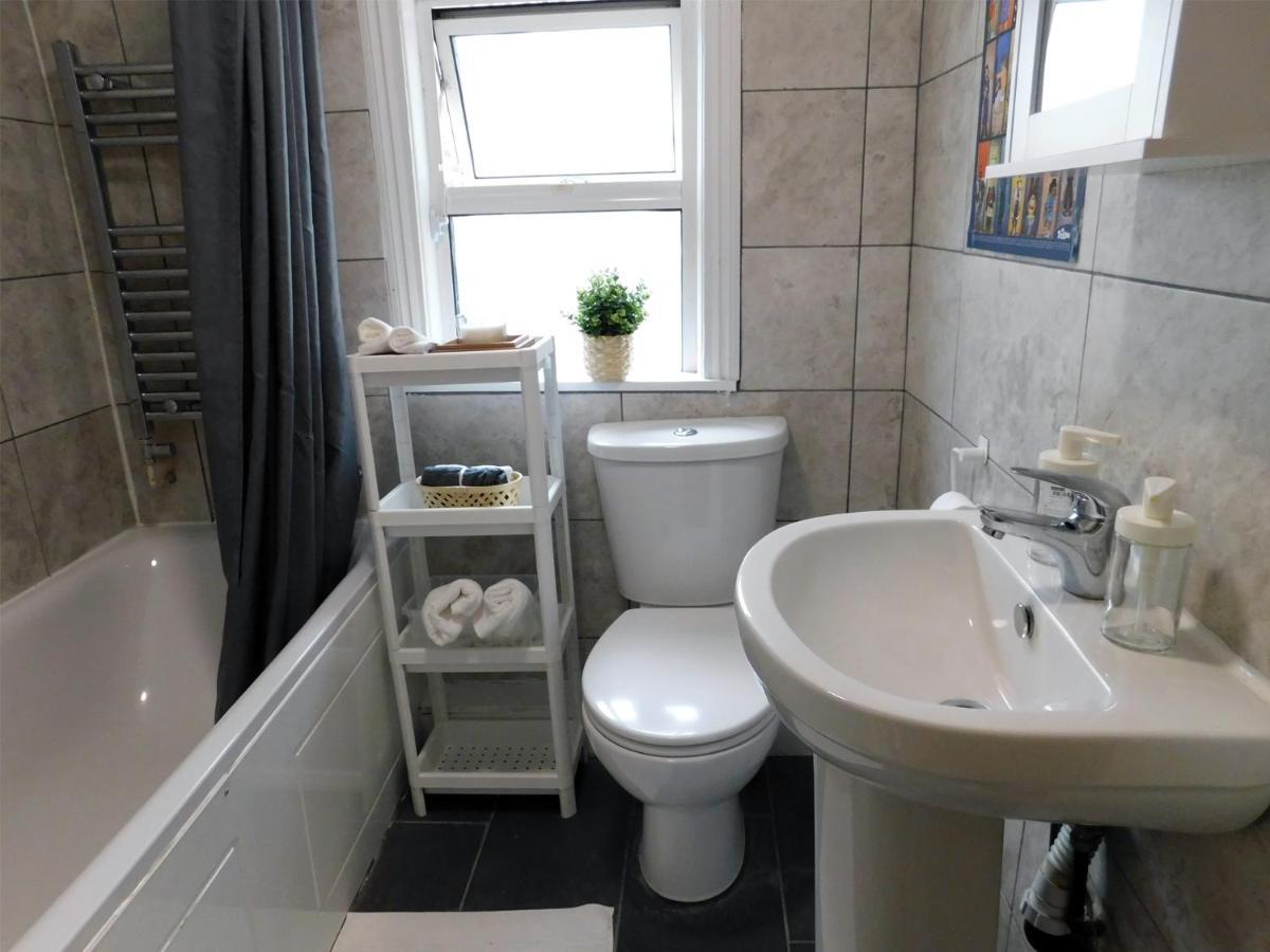 Entire 4 Bedroom Terrace House In London