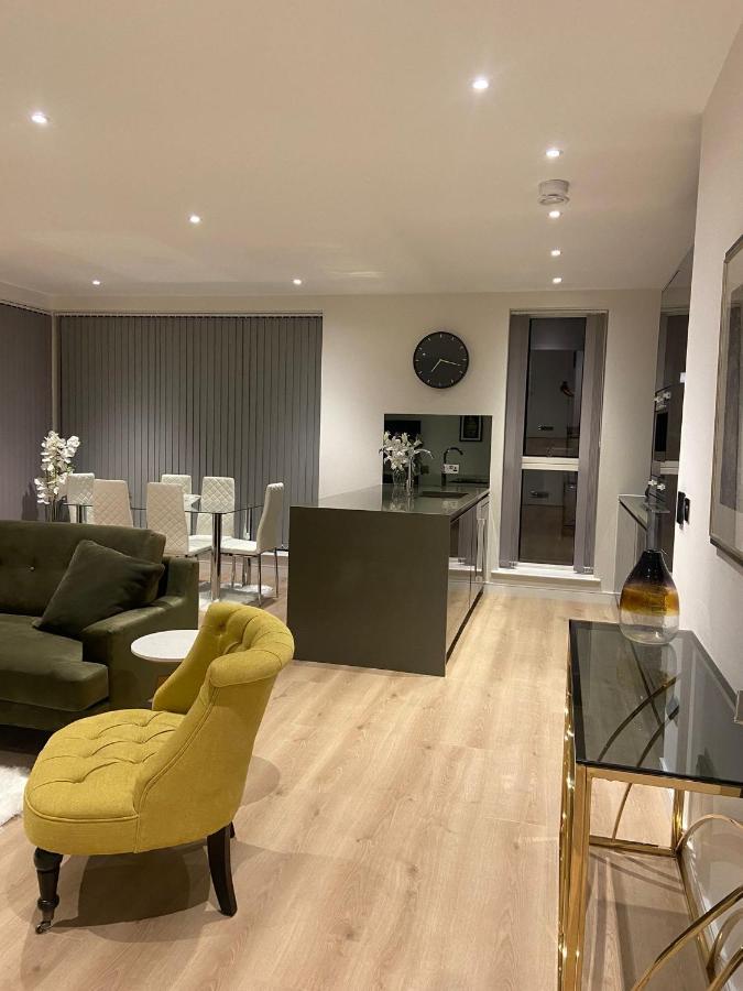 Marvelous 3 Bed Penthouse In Kewbridge Appartement Londen