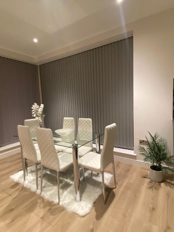 Marvelous 3 Bed Penthouse In Kewbridge Appartement Londen