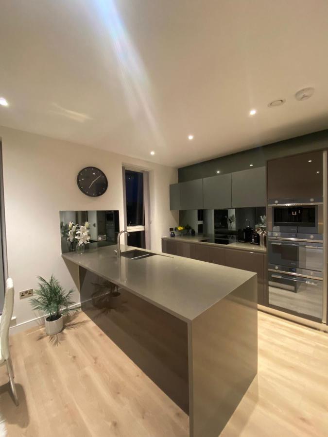 Marvelous 3 Bed Penthouse In Kewbridge Appartement Londen