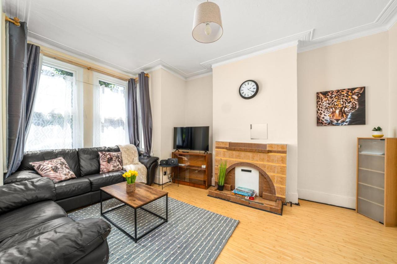 Accommodatie bij particulieren Homely 4-bedroom With 2 Baths & Free Parking Londen