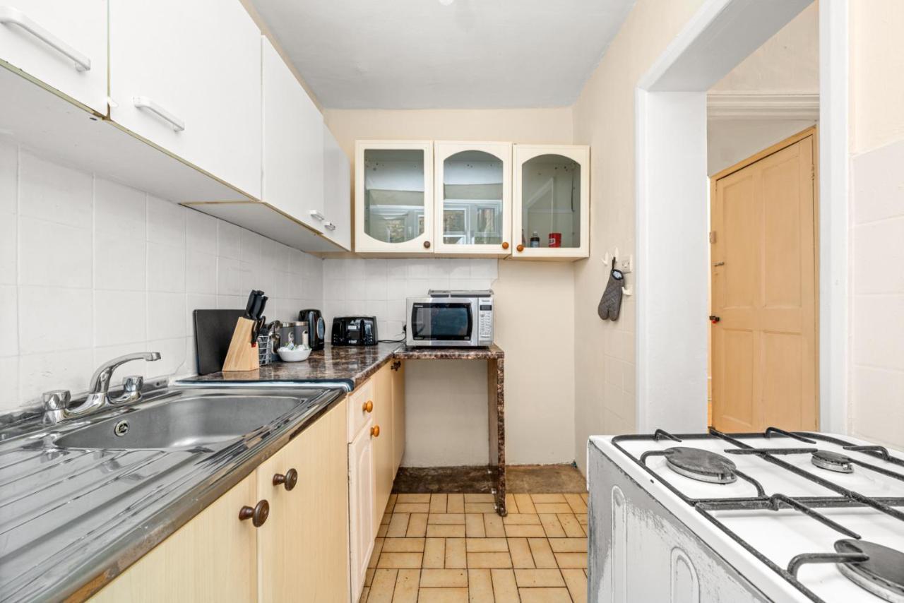 Homely 4-bedroom With 2 Baths & Free Parking Accommodatie bij particulieren Londen