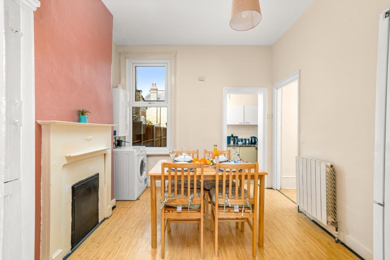 Homely 4-bedroom With 2 Baths & Free Parking Accommodatie bij particulieren *