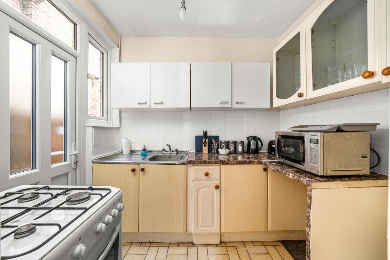 Accommodatie bij particulieren Homely 4-bedroom With 2 Baths & Free Parking Londen