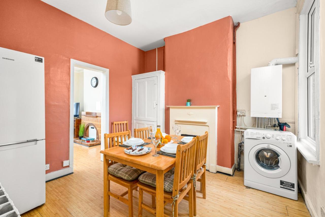 Homely 4-bedroom With 2 Baths & Free Parking Accommodatie bij particulieren