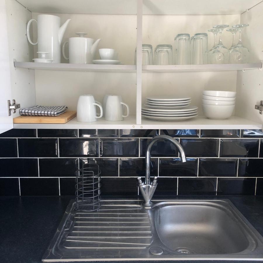 2 Bedroom, Near Station, Fast Wi-fi, Free Parking! Appartement Londen