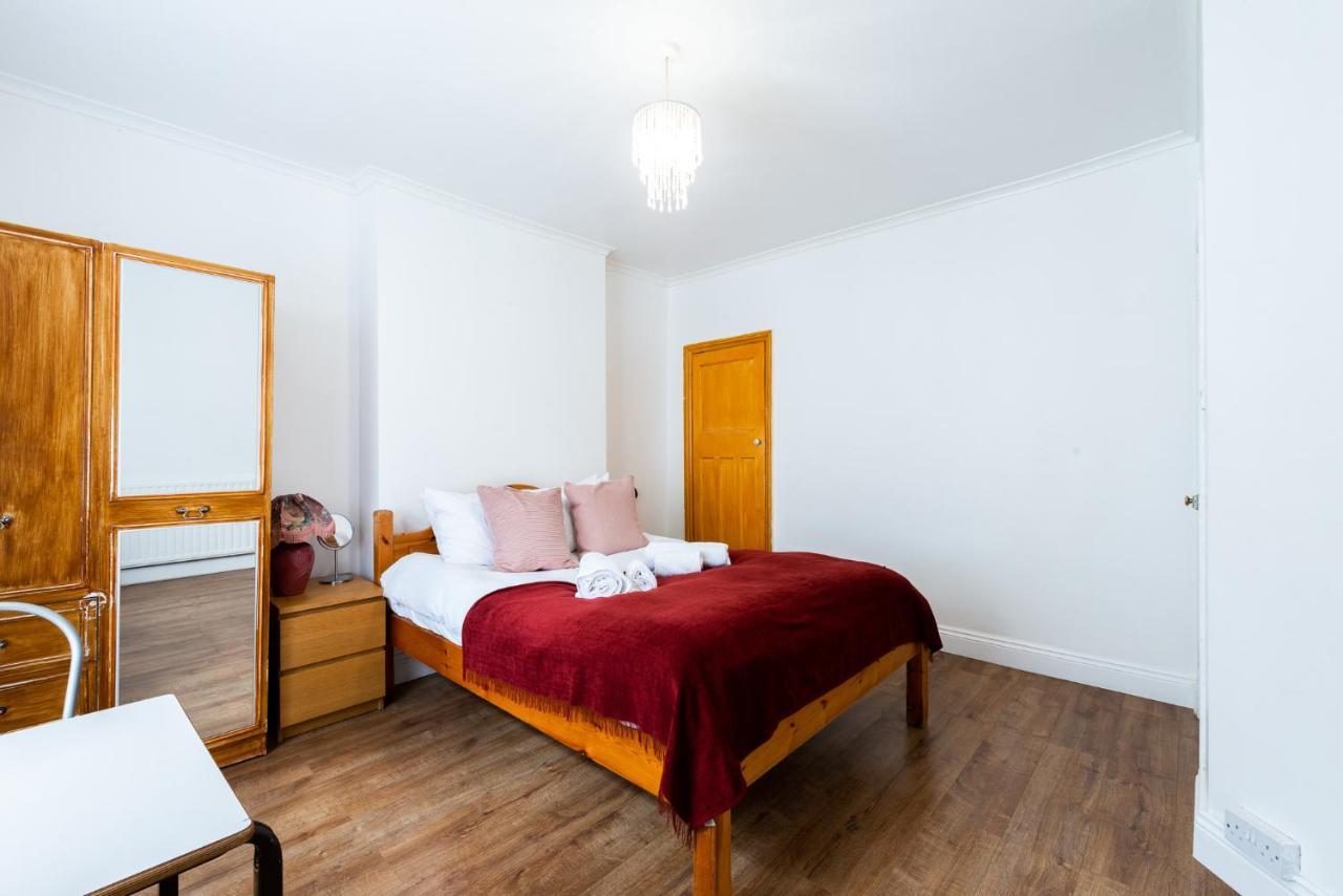 Spacious Shepherds Bush With Garden Apartment London