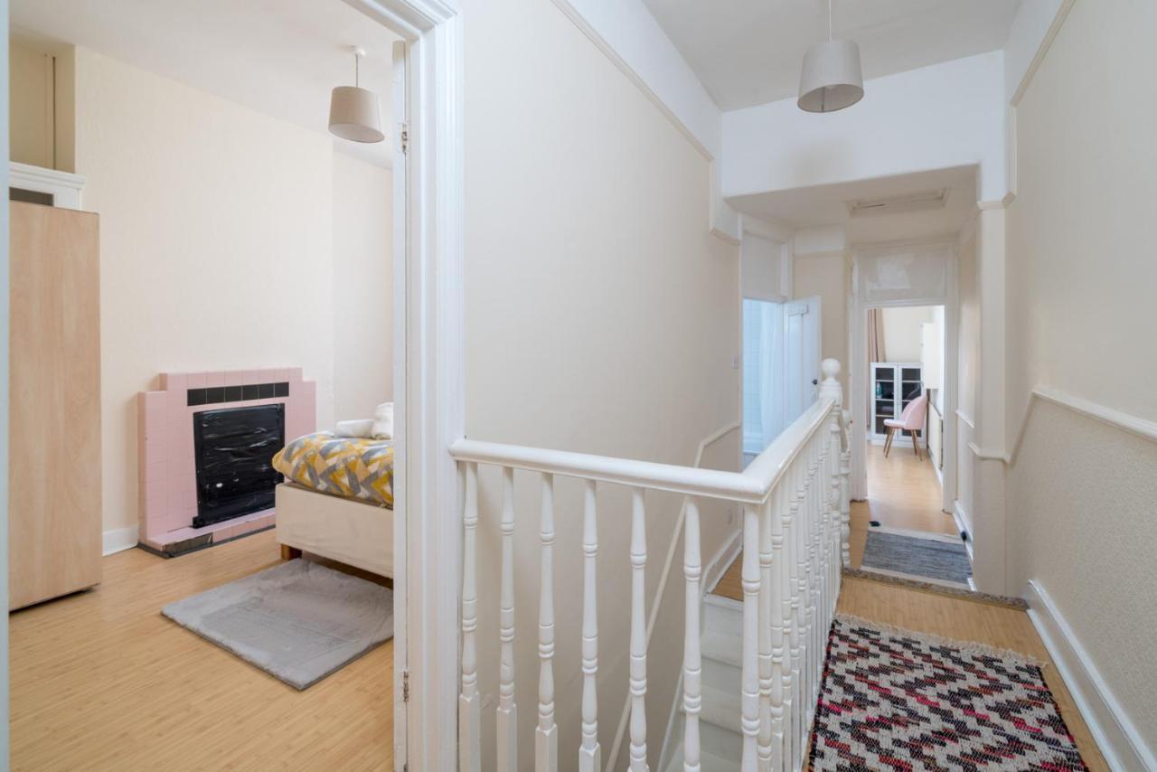 Accommodatie bij particulieren Homely 4-bedroom With 2 Baths & Free Parking *