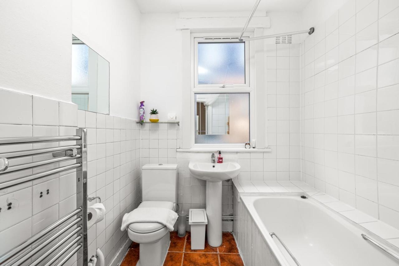 Accommodatie bij particulieren Homely 4-bedroom With 2 Baths & Free Parking Londen