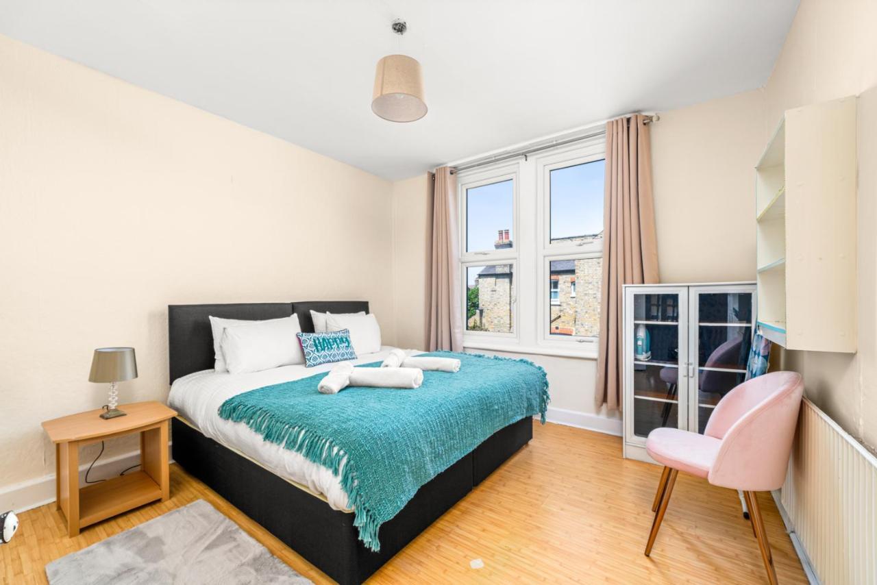 Homely 4-bedroom With 2 Baths & Free Parking * Londen