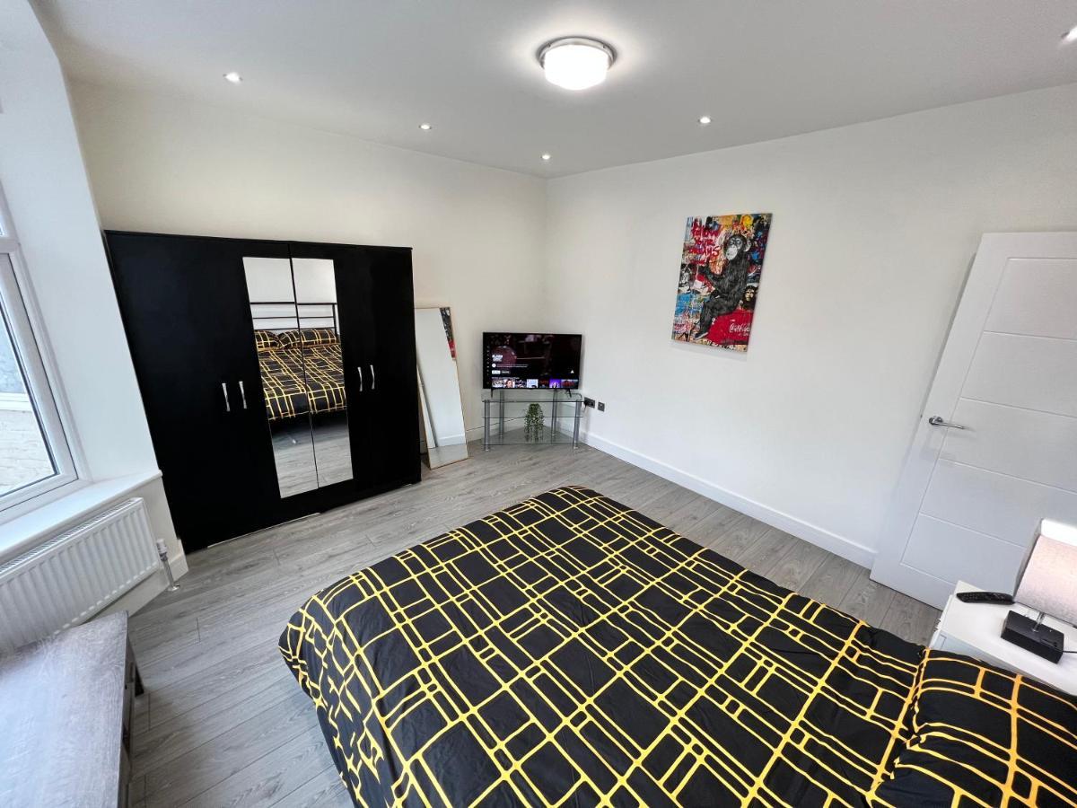Wembley Stadium 5 Star Brand New Luxury Sleeps 14 With Parking Holiday home