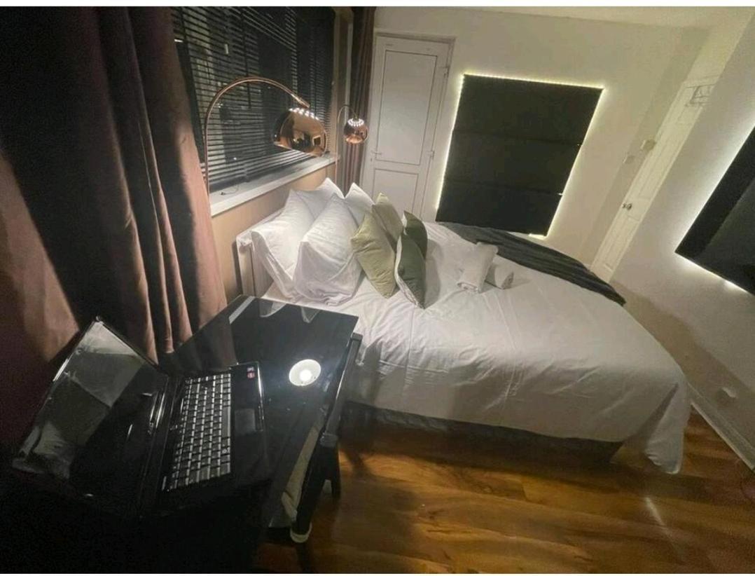 Privat overnatting R3 Superking Sized Bed & 75