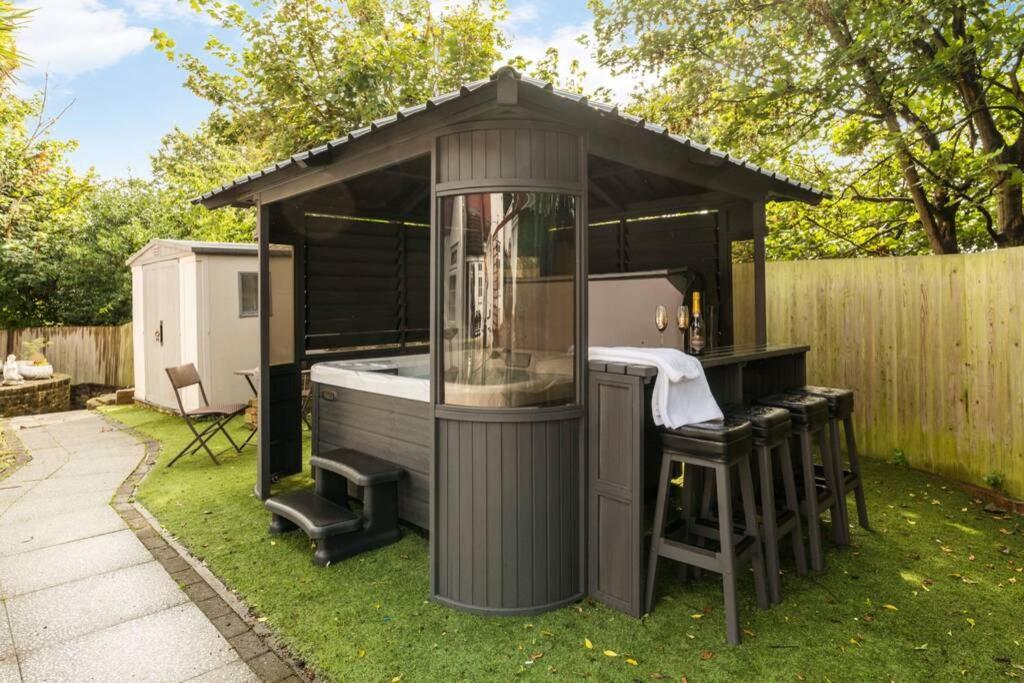 Jones Real Escapes Retreat London