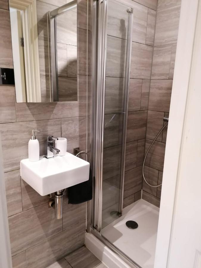 6 Bed House 3 Bathrooms Good Transport Links To London, Free Parking Londen