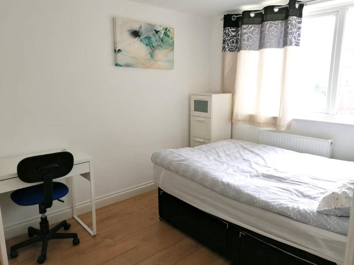 6 Bed House 3 Bathrooms Good Transport Links To London, Free Parking * Londen
