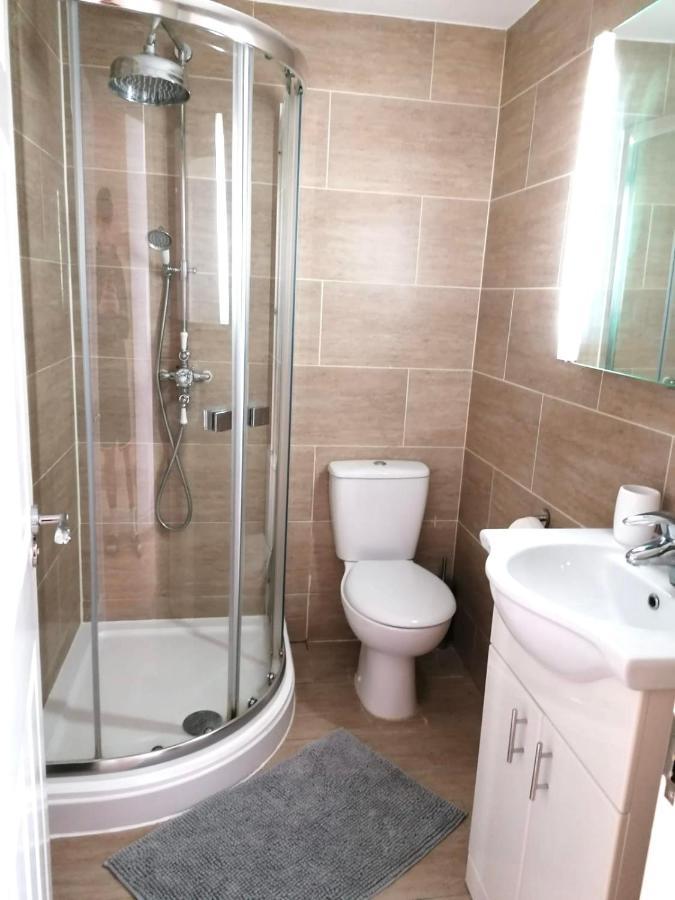 6 Bed House 3 Bathrooms Good Transport Links To London, Free Parking Londen