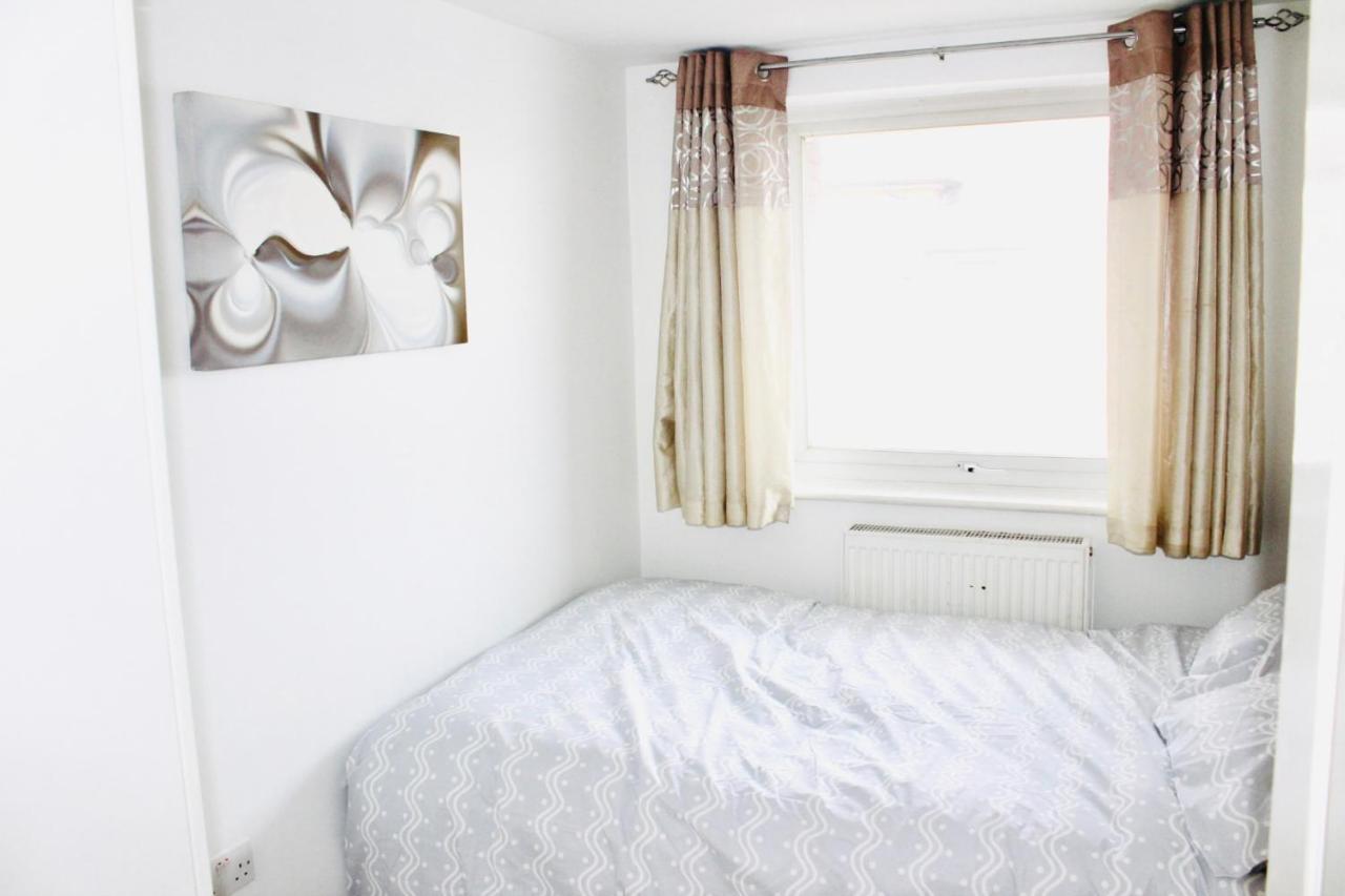 Appartement 6 Bed House 3 Bathrooms Good Transport Links To London, Free Parking *