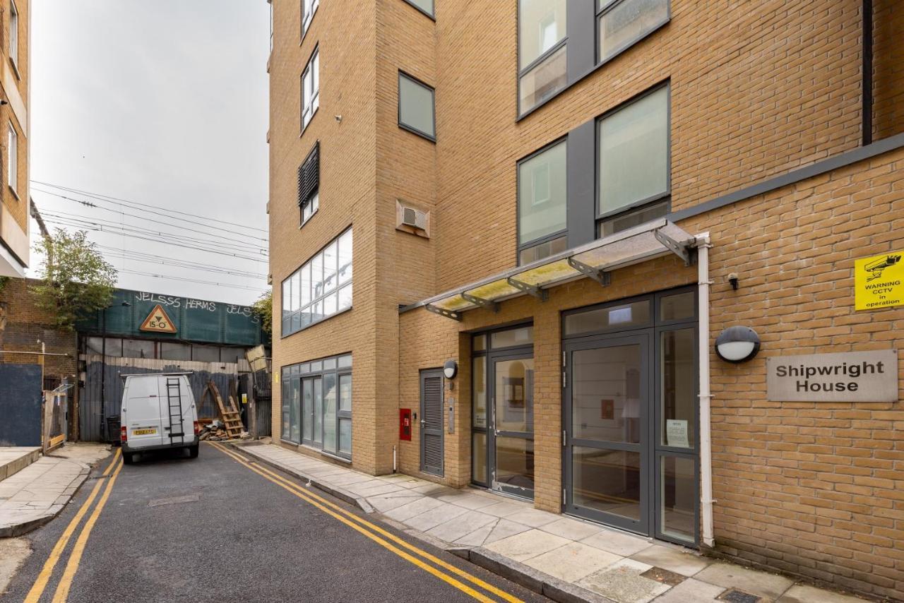Apartment The Limehouse Classic - Endearing 2bdr Flat With Balcony London