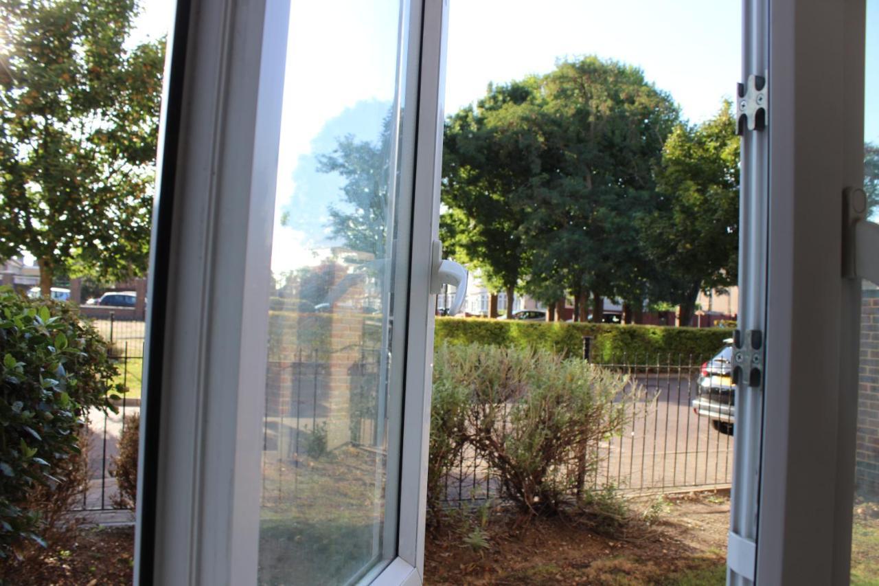 Apartment: 2-bed Oasis With Rapid Transit Access Apartment