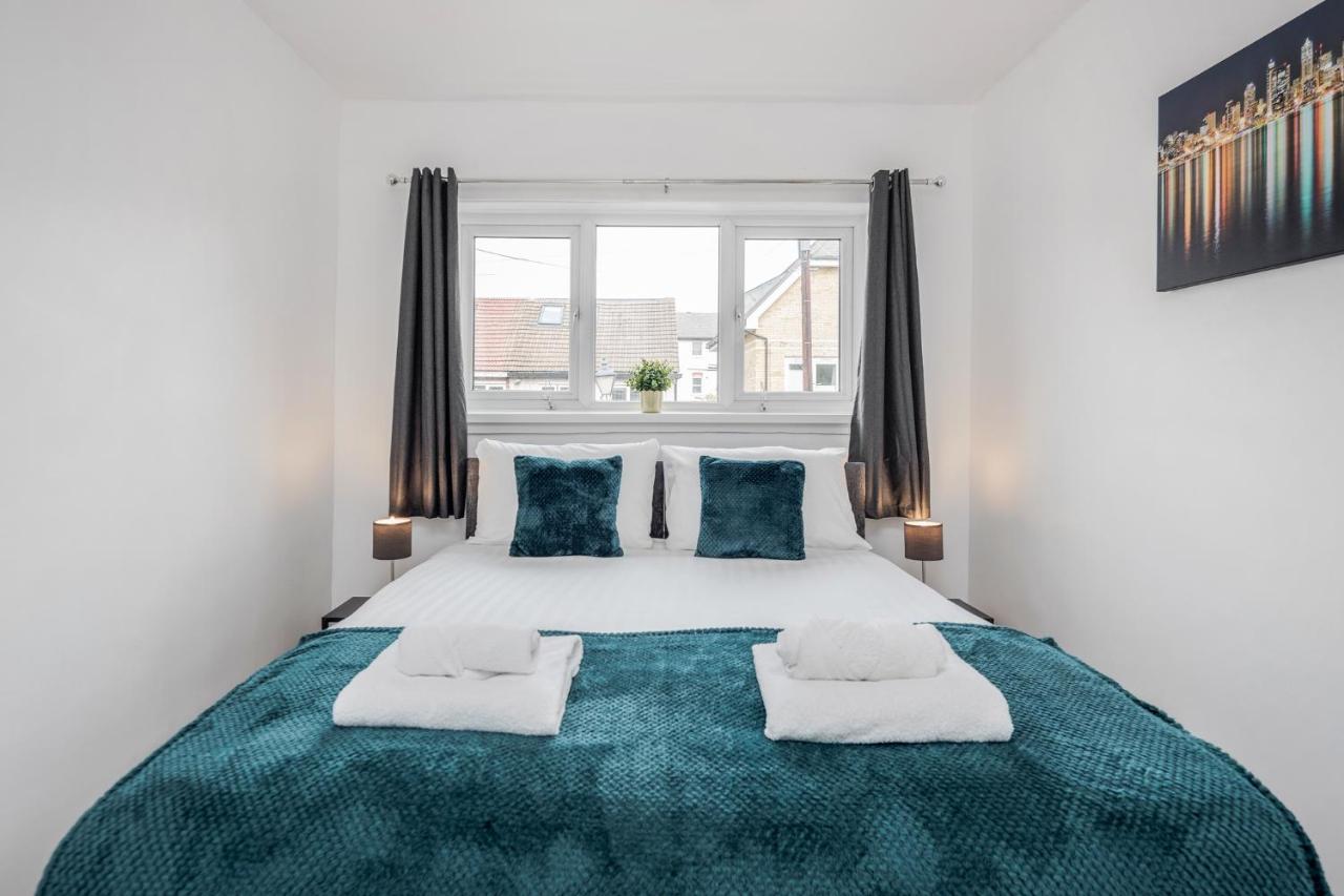 Ferienhaus Carlile House - 5 Bedroom, Sleeps 8, Free Parking, 2 Bathrooms By Damask Homes *