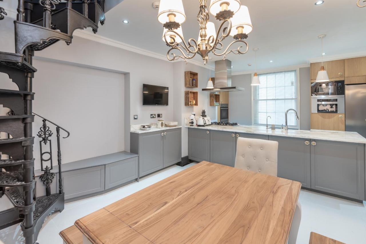 The House - Entire * Londen