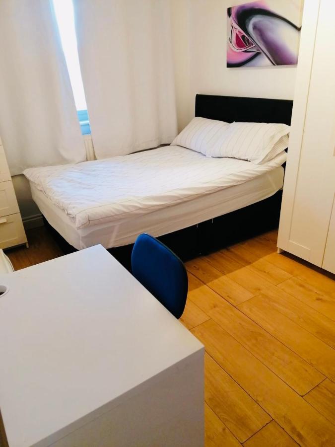 6 Bed House 3 Bathrooms Good Transport Links To London, Free Parking Londen